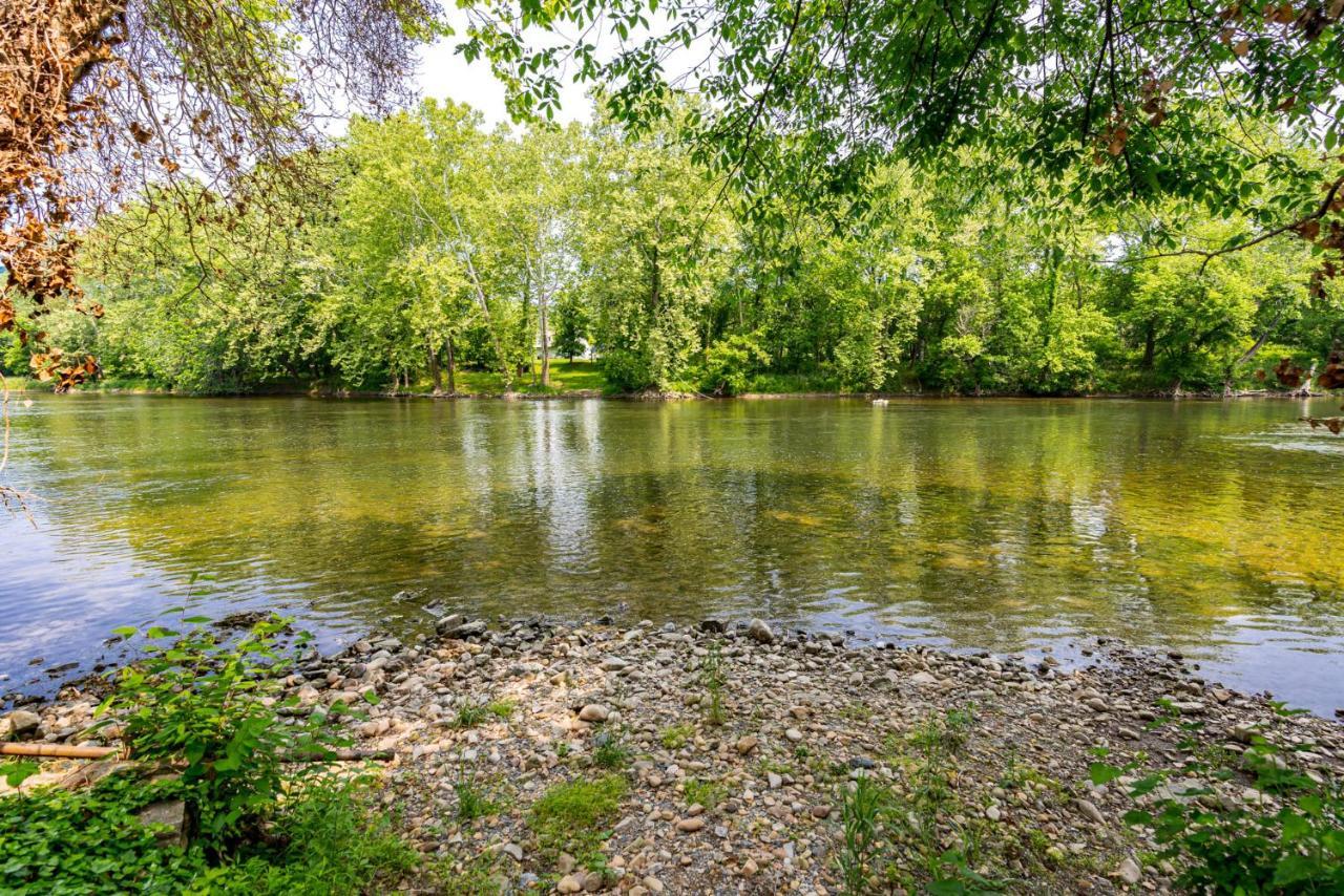 Riverside Tiny Cabin W Hot Tub, Fire Pit, & Kayaks Rileyville Dış mekan fotoğraf